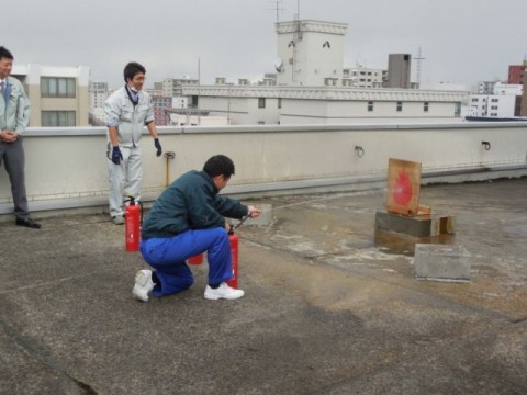 消火実技訓練(消火器の取扱い訓練)