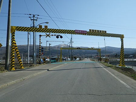 七飯・渡島大野間中須田道路踏切架線防護工新設