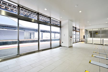 内観（乗換改札）