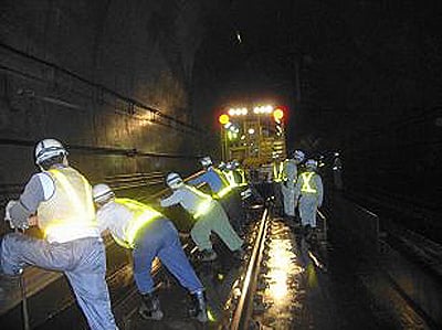 青函トンネル内でのロングレール取卸しと敷設作業