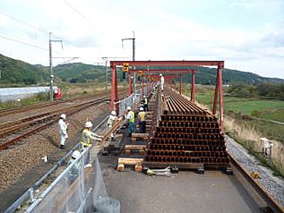 知内駅構内でのロングレール積み込み作業前